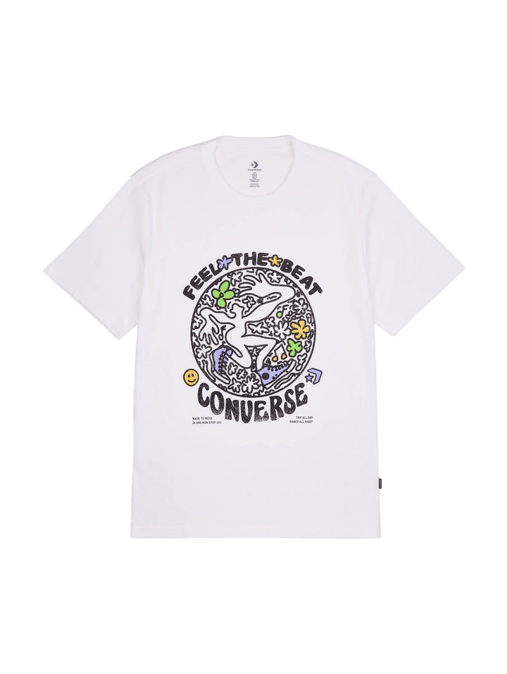 Hombre vistiendo playera blanca de manga corta marca Converse con estampado gráfico circular en el pecho.