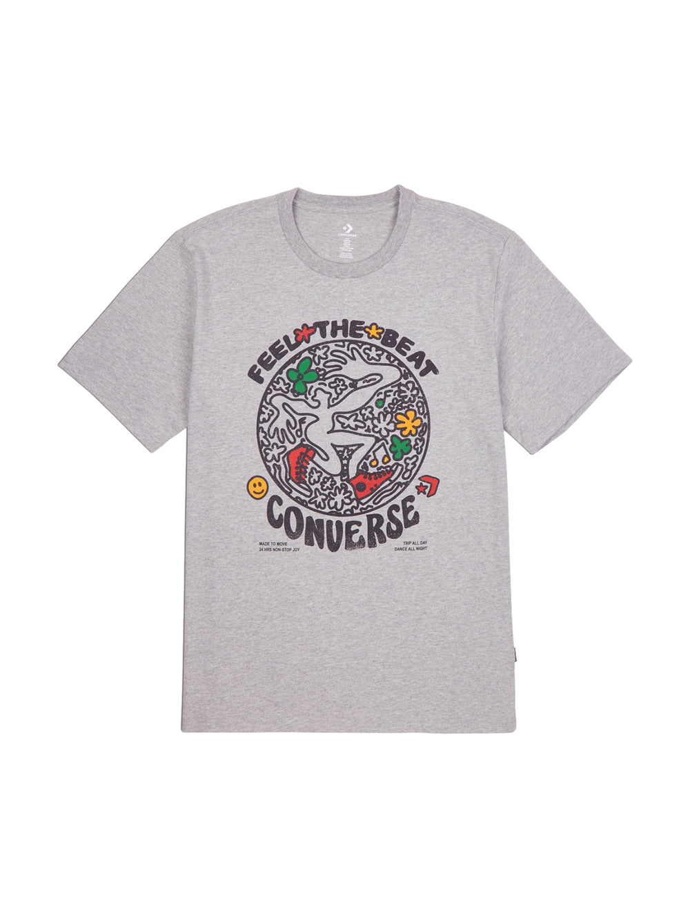 Hombre vistiendo playera Converse color gris jaspeado con estampado gráfico colorido en el pecho.
