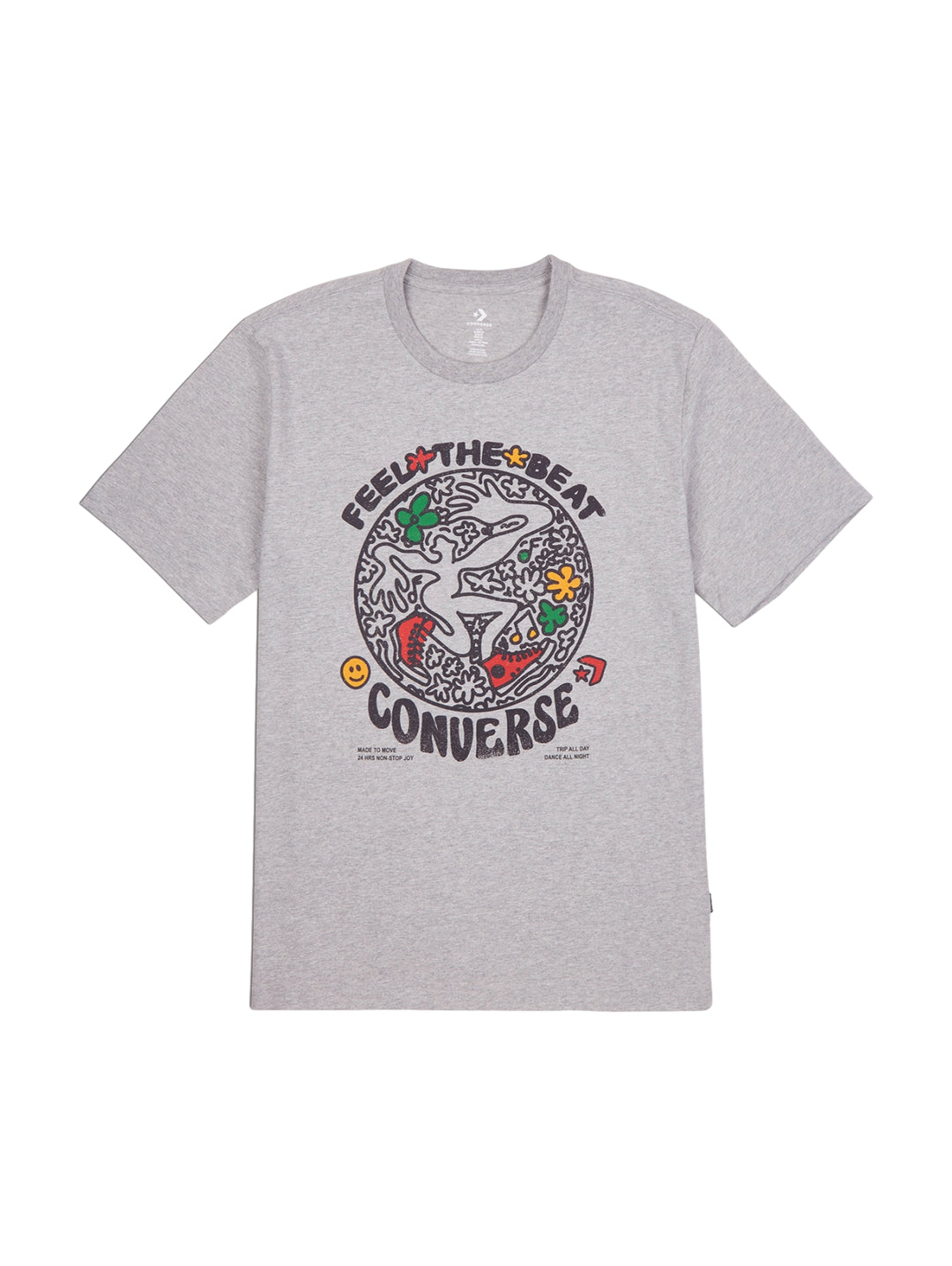 Hombre vistiendo playera Converse color gris jaspeado con estampado gráfico colorido en el pecho.