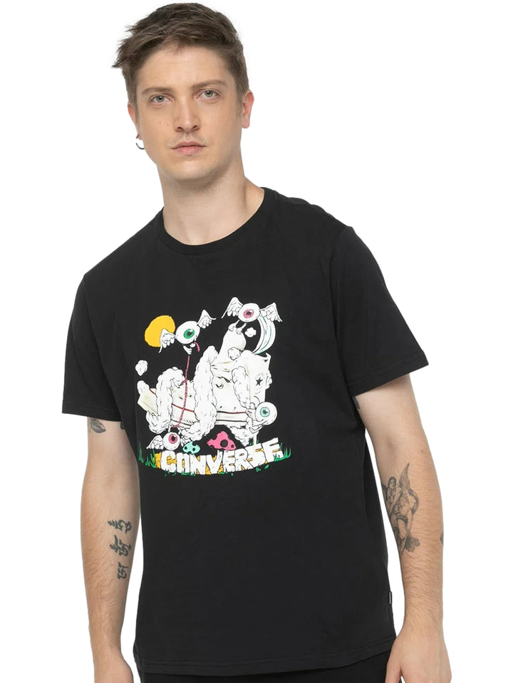 Hombre vistiendo playera negra de manga corta con estampado gráfico colorido de Converse en el frente.