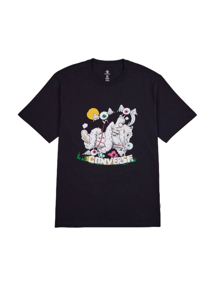 Hombre vistiendo playera negra de manga corta con estampado gráfico colorido de Converse en el frente.