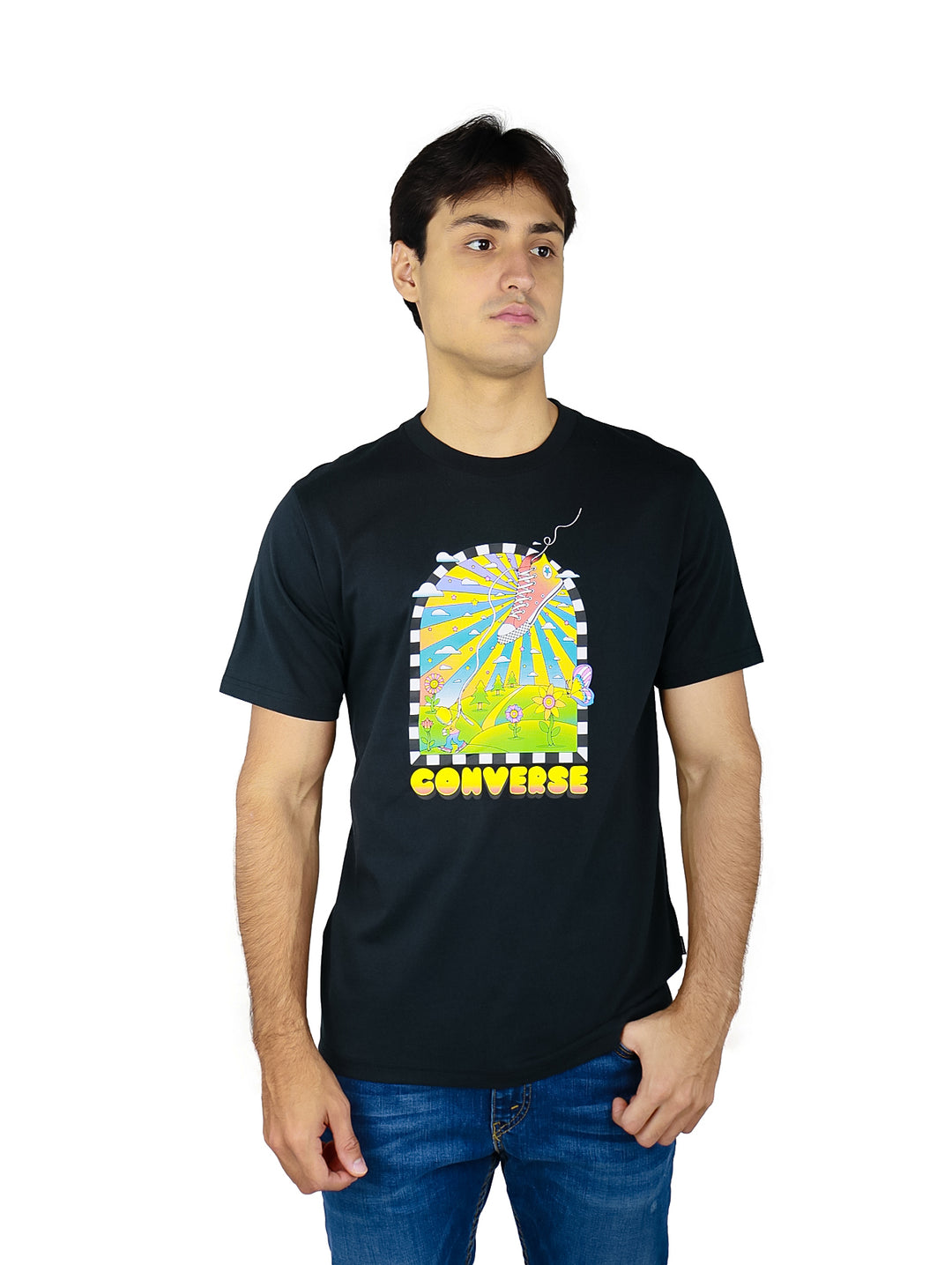 Hombre vistiendo playera negra de manga corta marca Converse con un estampado colorido en el pecho.