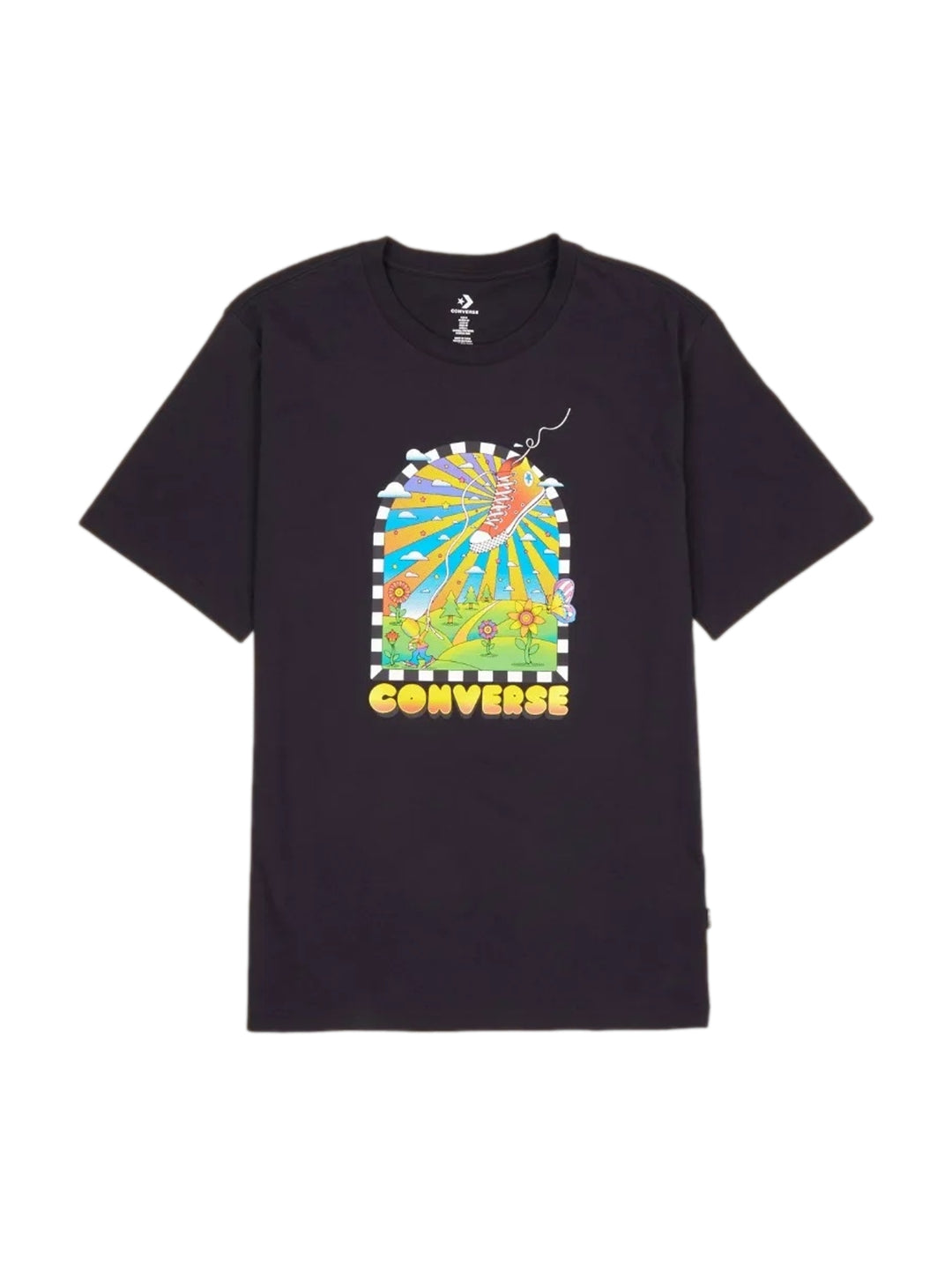 Hombre vistiendo playera negra de manga corta marca Converse con un estampado colorido en el pecho.