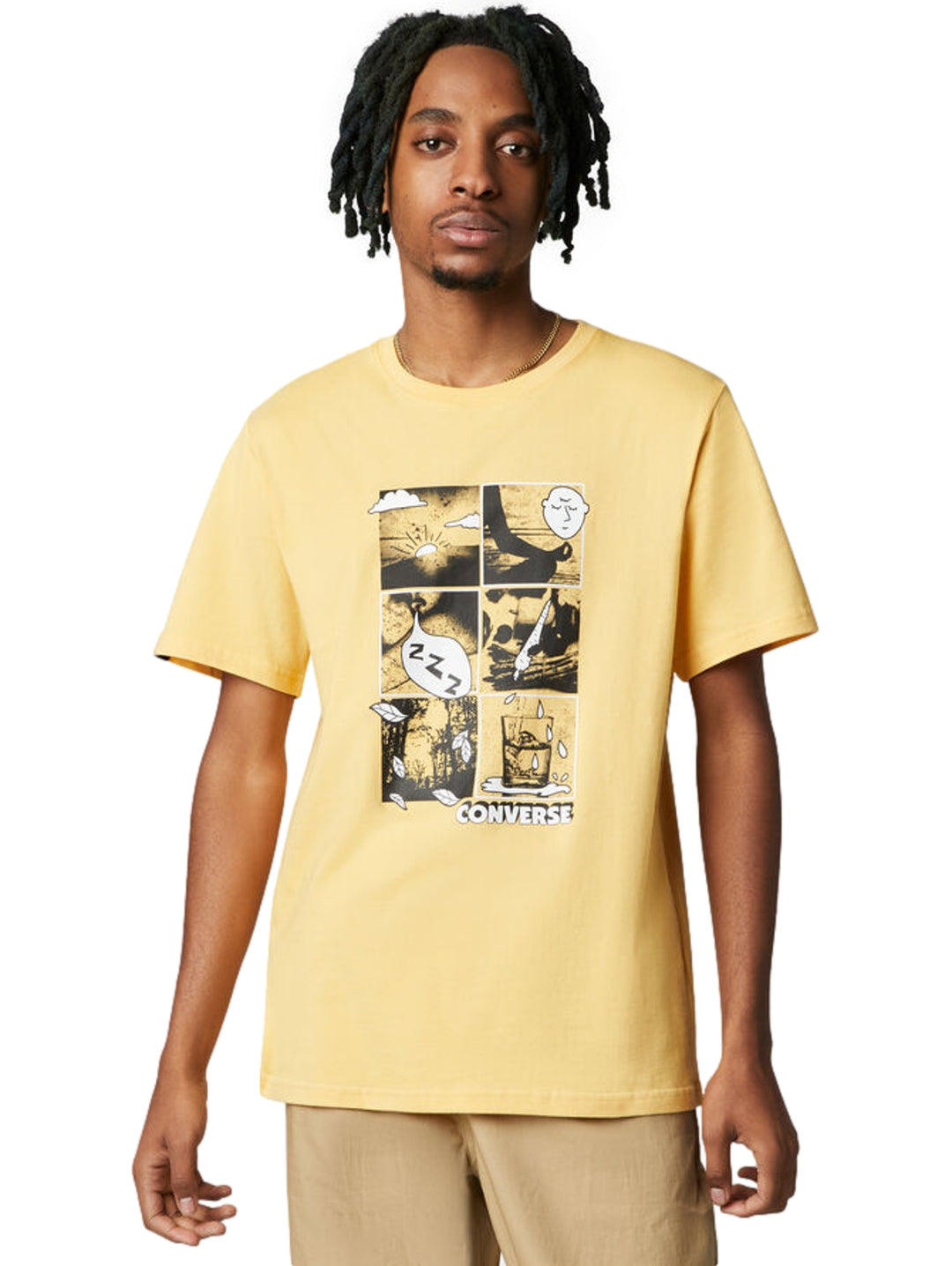 Playera amarilla de manga corta con estampado gráfico estilo manga en el pecho.