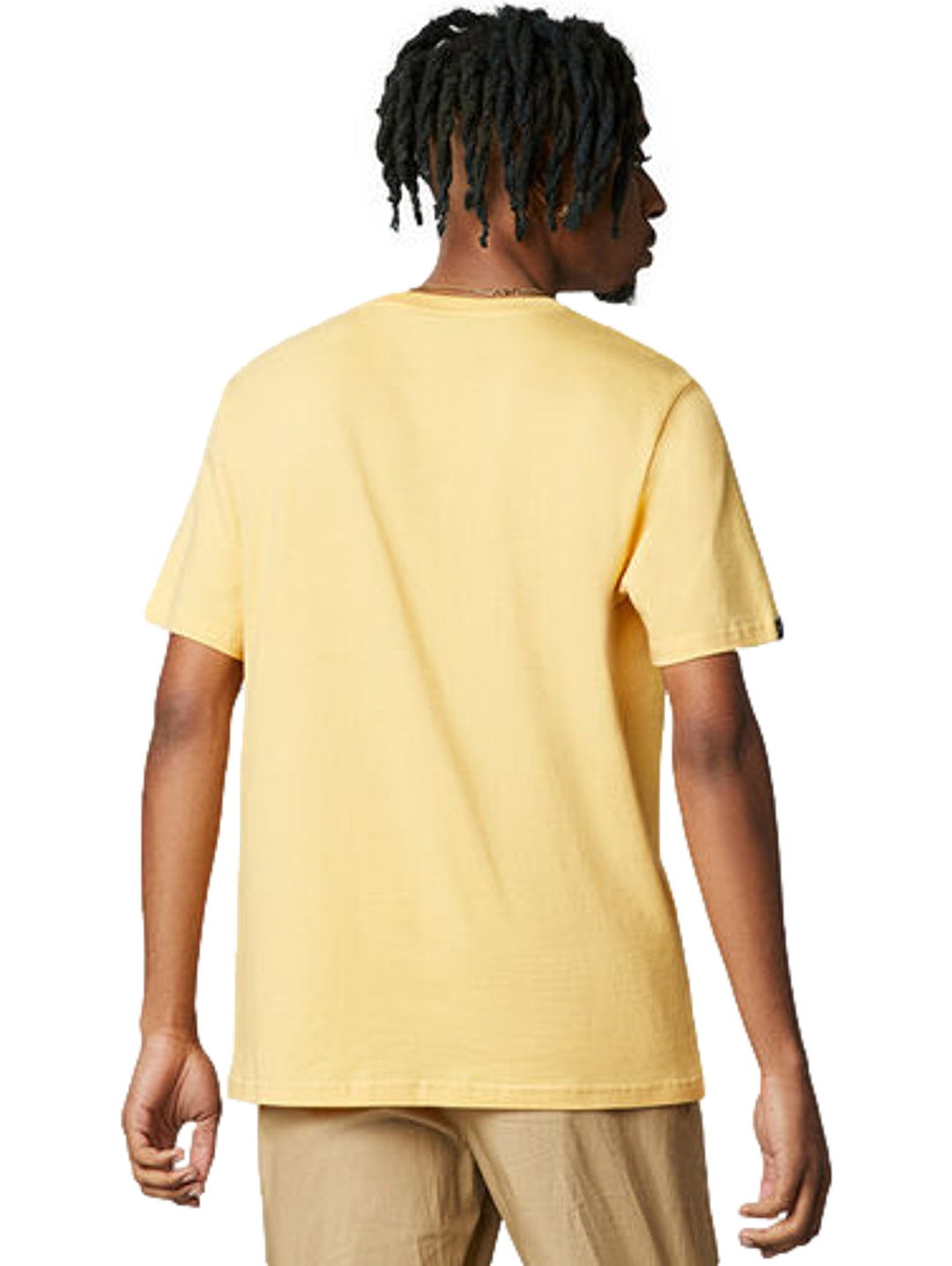 Playera amarilla de manga corta con estampado gráfico estilo manga en el pecho.