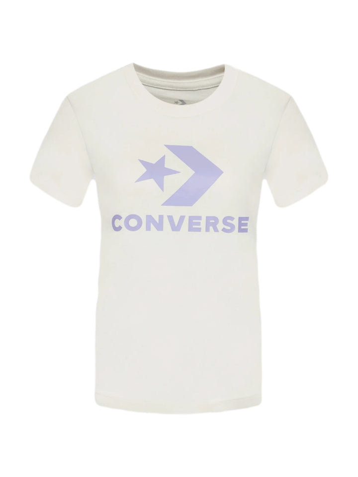 Mujer vistiendo playera Converse color blanco vintage con logotipo morado y shorts morados.