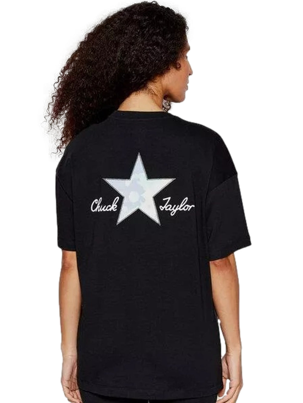 Mujer vistiendo playera negra de manga corta marca Converse con un pequeño logotipo de estrella blanca en el pecho.