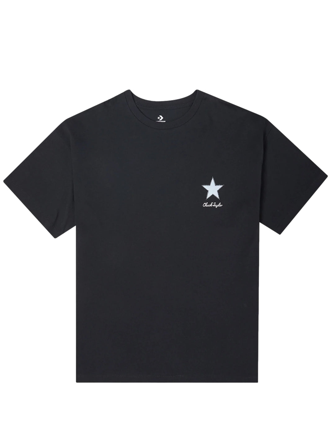 Mujer vistiendo playera negra de manga corta marca Converse con un pequeño logotipo de estrella blanca en el pecho.
