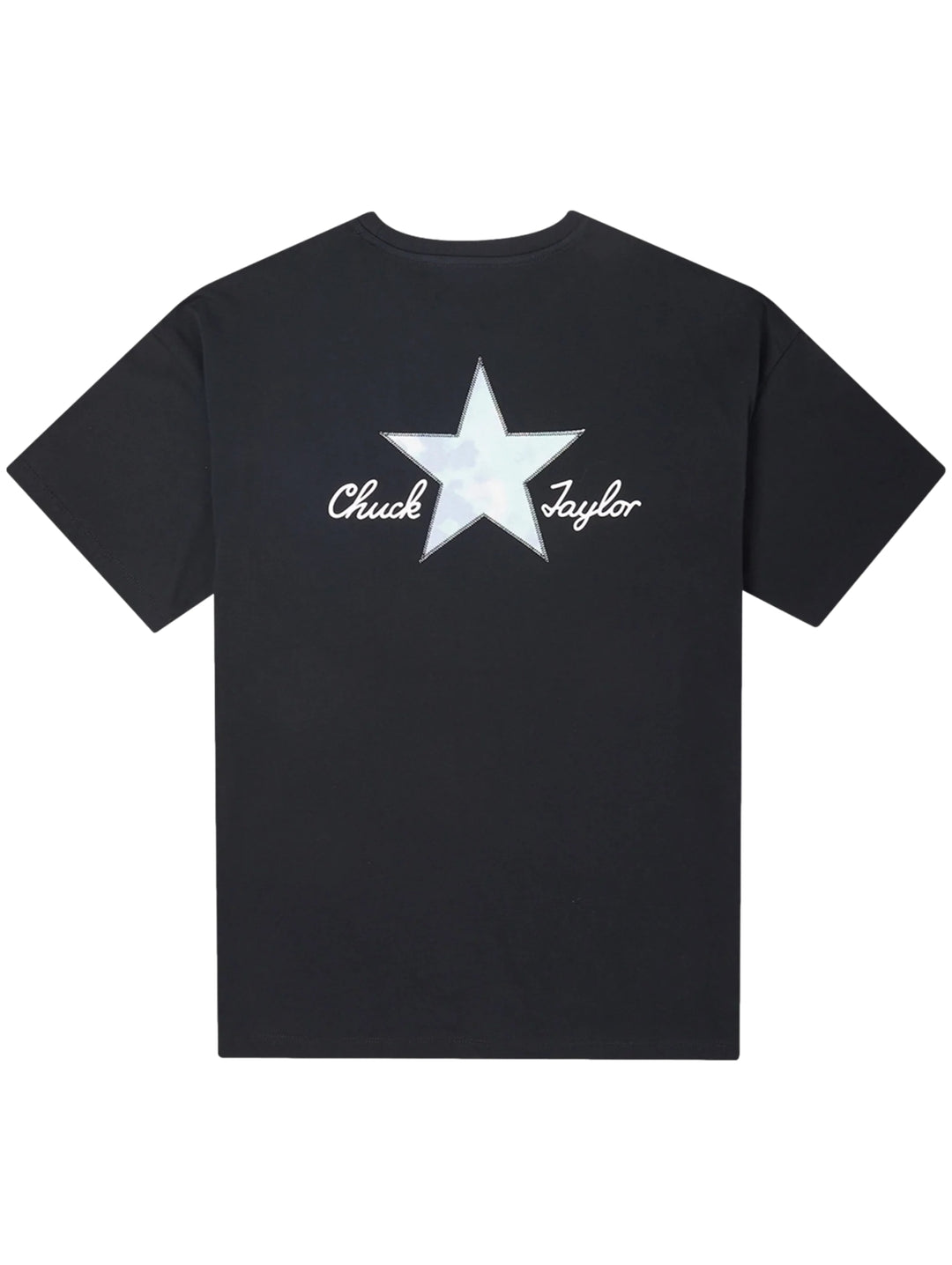 Mujer vistiendo playera negra de manga corta marca Converse con un pequeño logotipo de estrella blanca en el pecho.