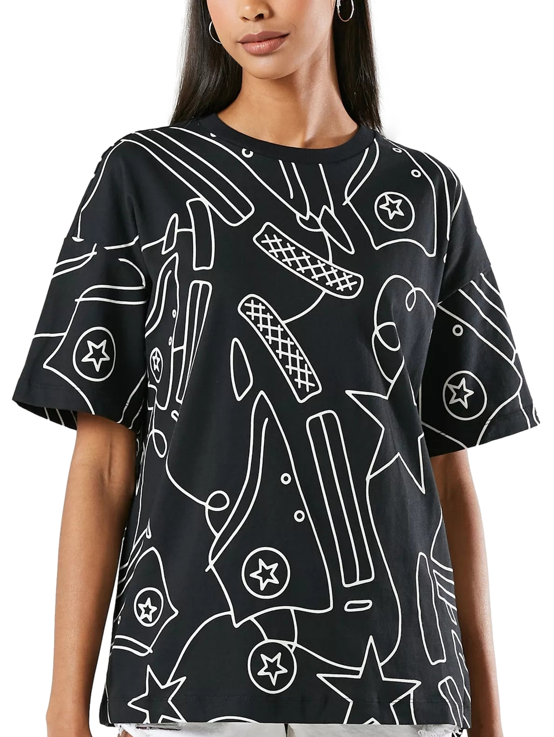 Playera negra de manga corta con estampado lineal blanco de calzado y estrellas.