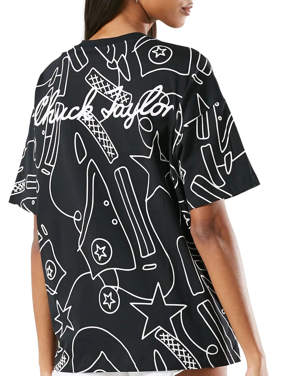 Playera negra de manga corta con estampado lineal blanco de calzado y estrellas.