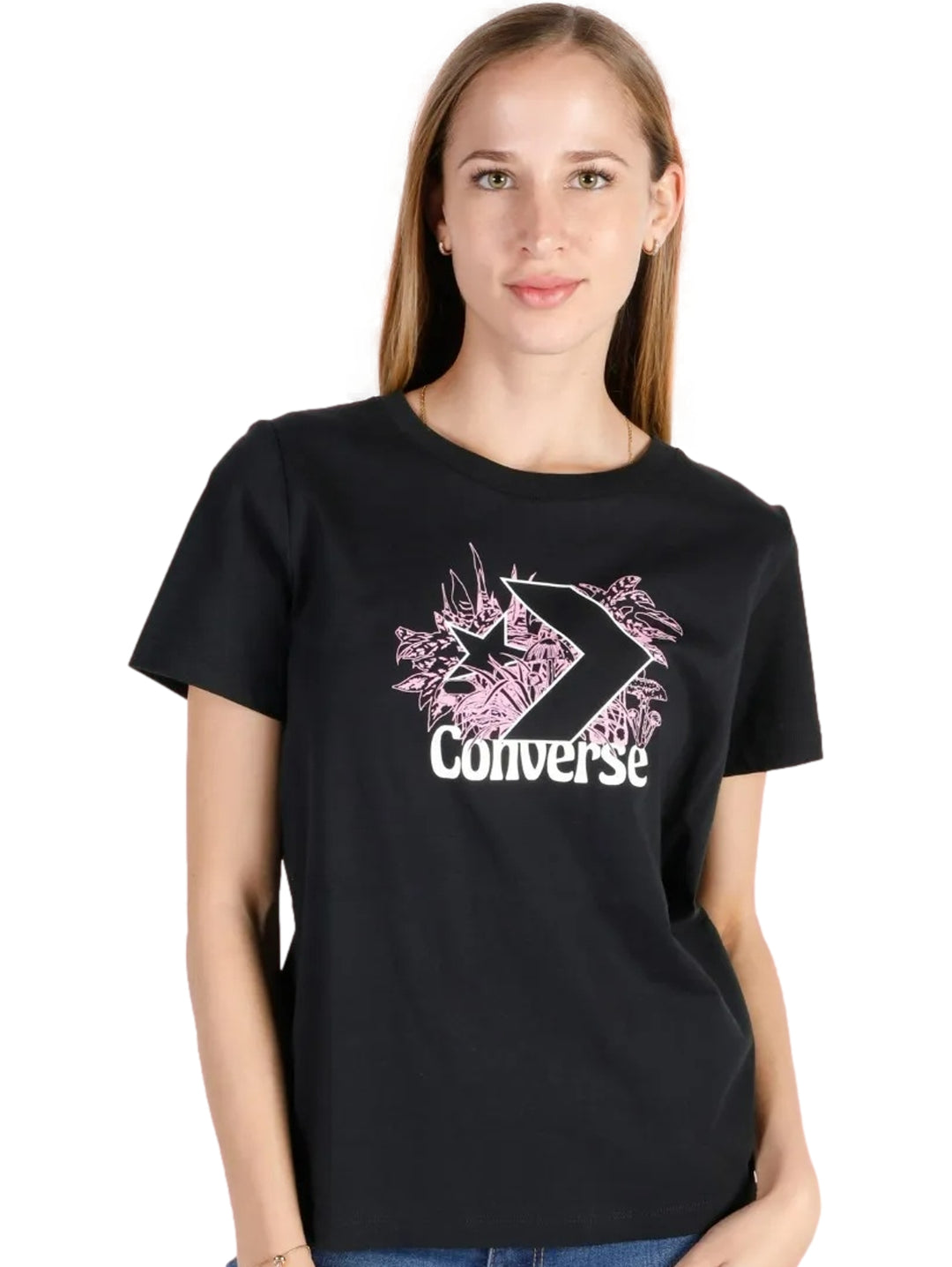 Mujer vistiendo playera negra de manga corta marca Converse con logotipo gráfico en el pecho.