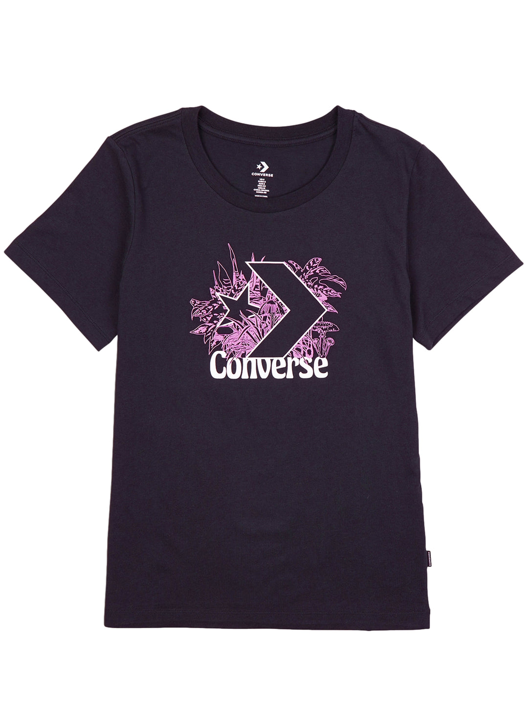 Mujer vistiendo playera negra de manga corta marca Converse con logotipo gráfico en el pecho.