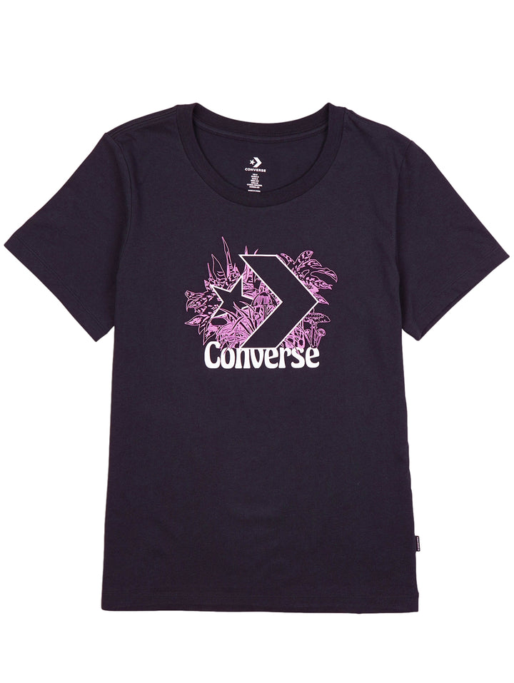 Mujer vistiendo playera negra de manga corta marca Converse con logotipo gráfico en el pecho.