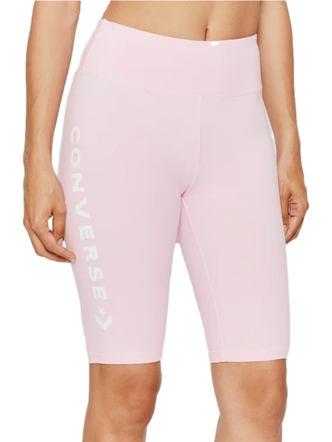 Biker shorts de color rosa pálido marca Converse con logotipo blanco en la pierna derecha y cintura alta.