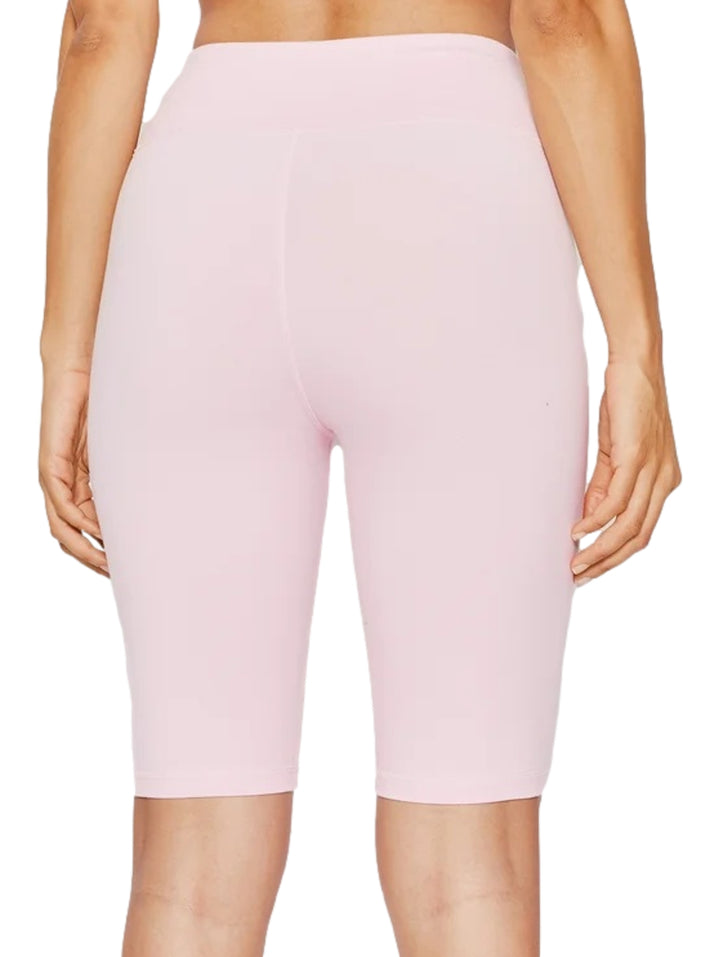 Biker shorts de color rosa pálido marca Converse con logotipo blanco en la pierna derecha y cintura alta.