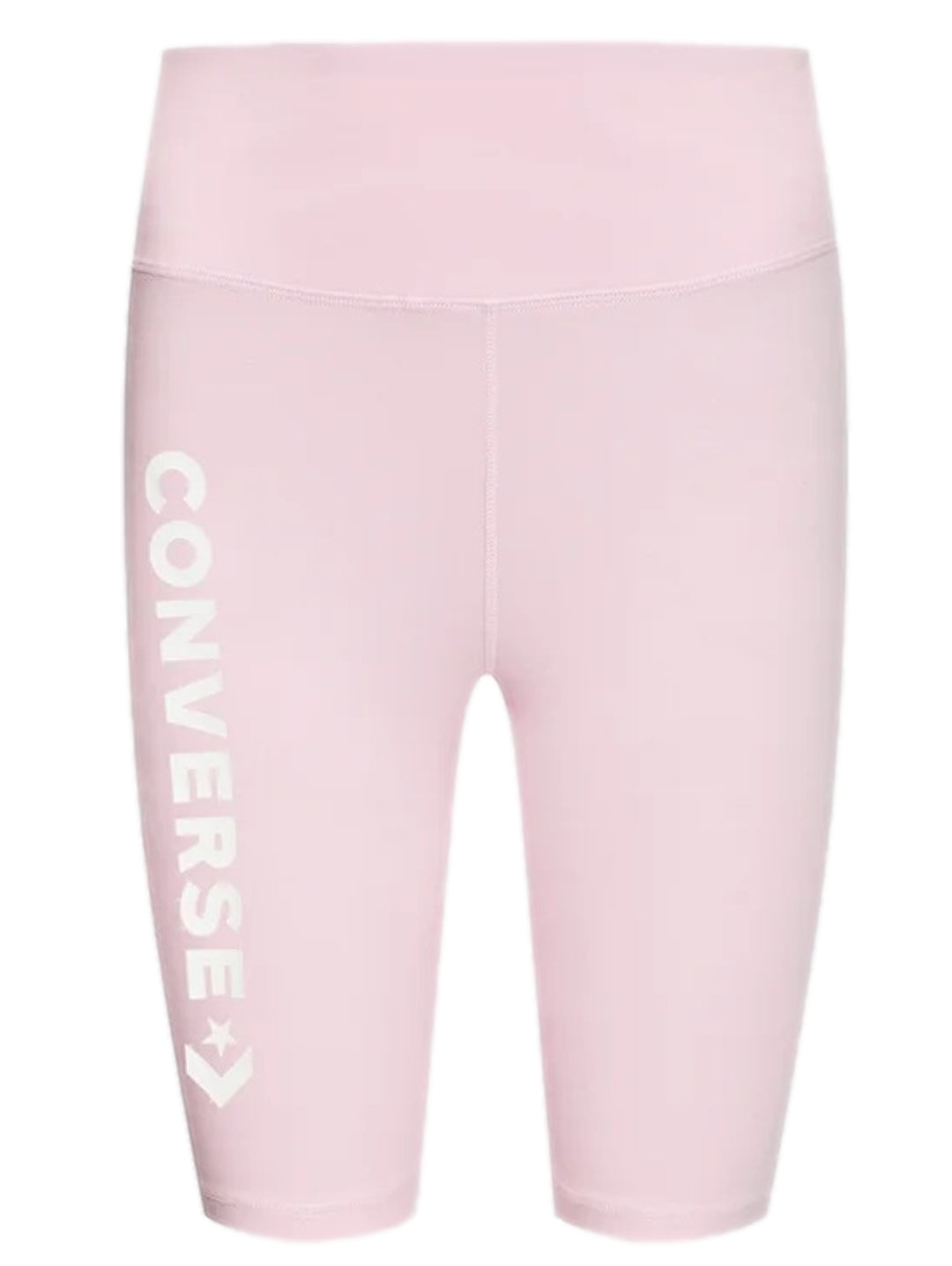 Biker shorts de color rosa pálido marca Converse con logotipo blanco en la pierna derecha y cintura alta.