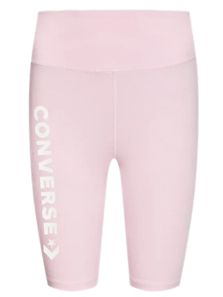 Biker shorts de color rosa pálido marca Converse con logotipo blanco en la pierna derecha y cintura alta.