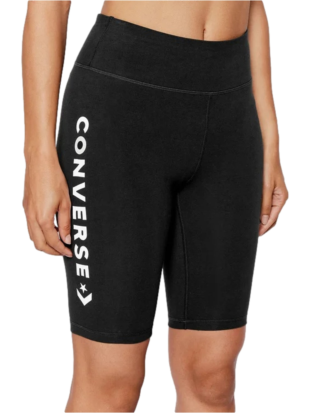 Shorts tipo biker color negro de la marca Converse con logotipo blanco lateral y cintura alta.