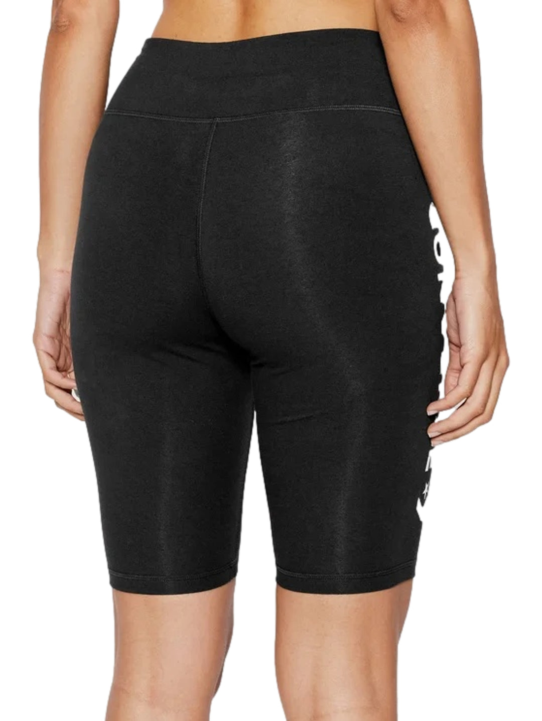 Shorts tipo biker color negro de la marca Converse con logotipo blanco lateral y cintura alta.