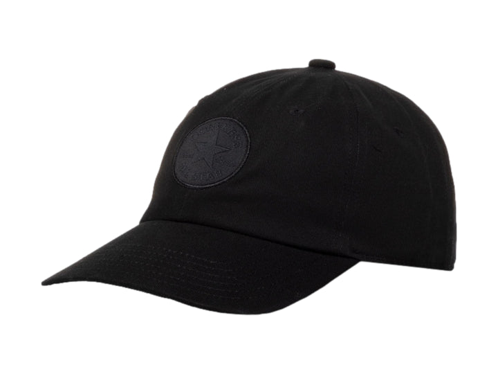 Gorra Converse de color negro con logo circular frontal y visera curva.