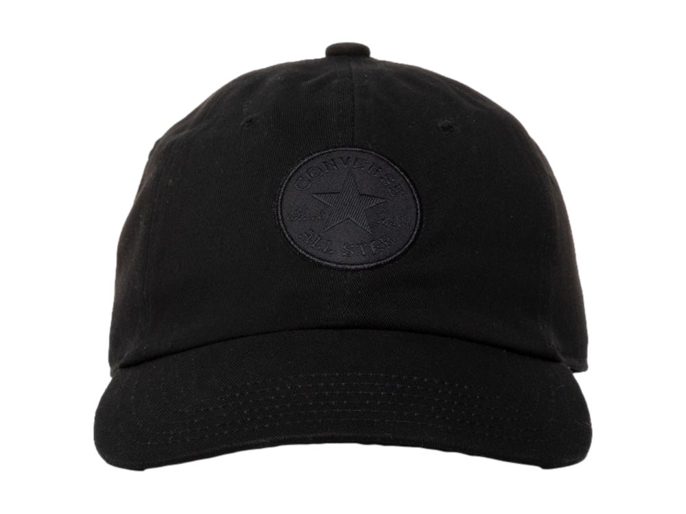 Gorra Converse de color negro con logo circular frontal y visera curva.