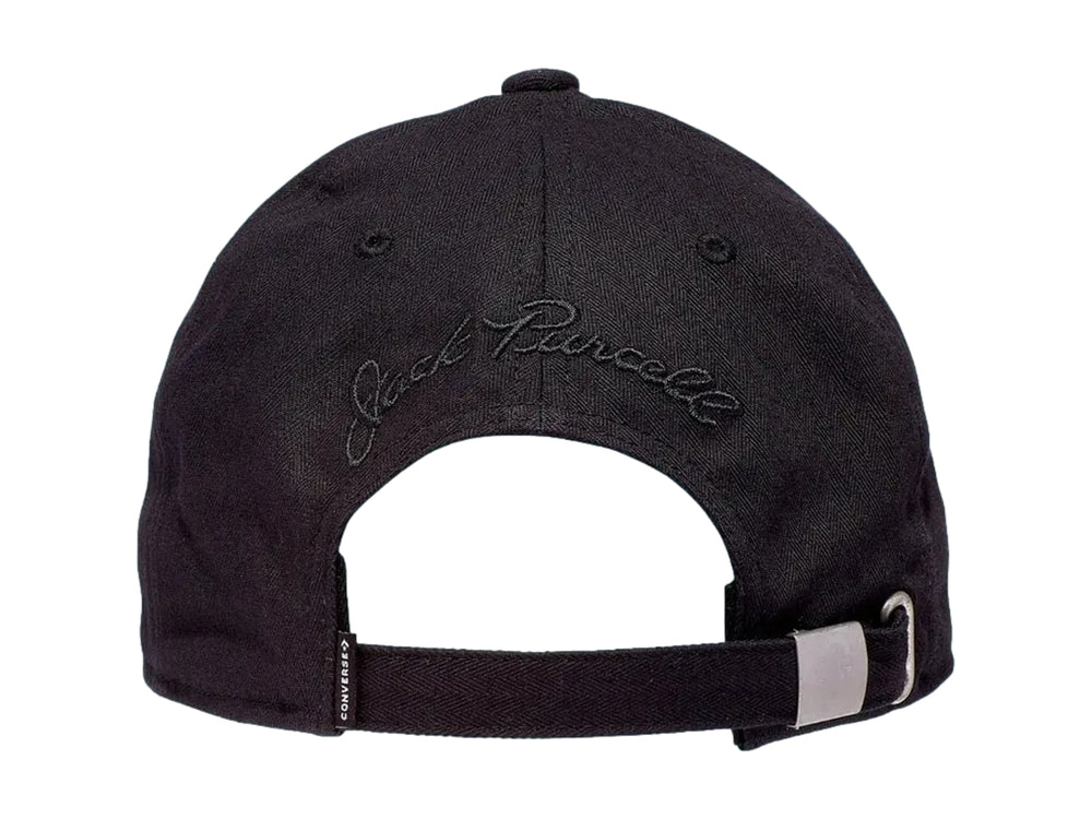 Gorra negra Converse con bordado de una sonrisa y la palabra 'smile' en el frente.