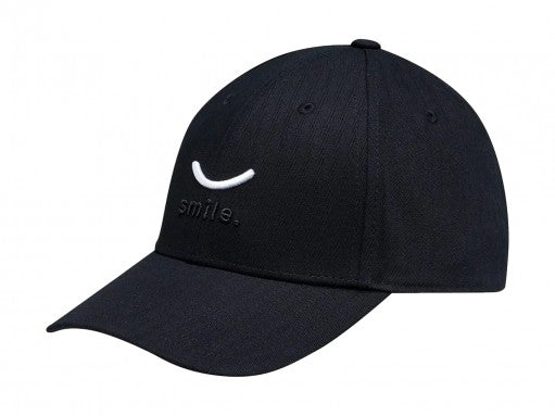 Gorra Converse color negro con bordado blanco de una sonrisa y la palabra smile en el frente.