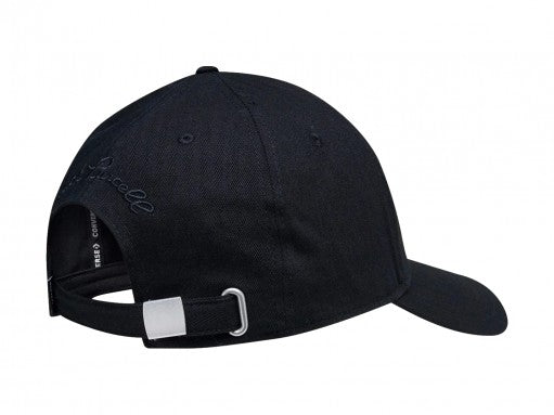 Gorra Converse color negro con bordado blanco de una sonrisa y la palabra smile en el frente.