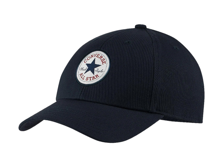 Gorra Converse color azul marino con logotipo circular blanco y azul en el frente.