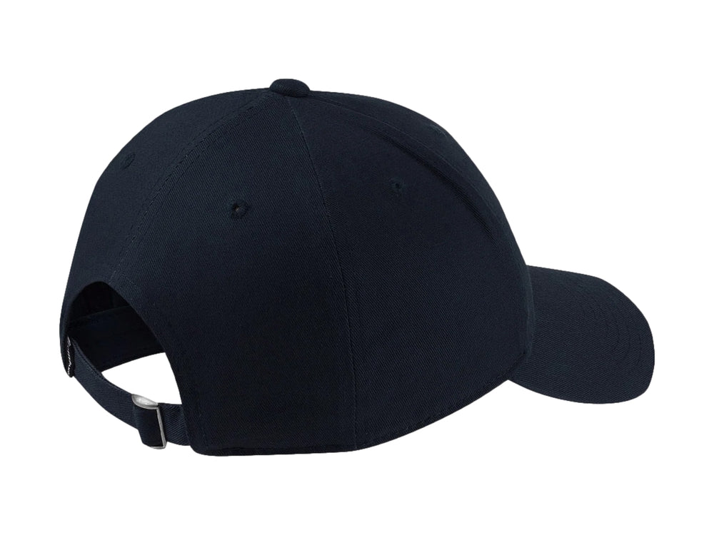 Gorra Converse color azul marino con logotipo circular blanco y azul en el frente.