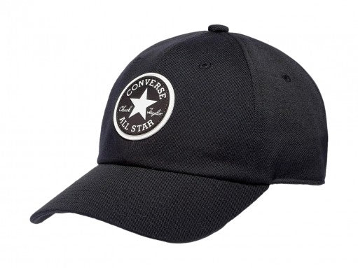 Gorra Converse color negro con logotipo blanco circular en el frente y visera curva.