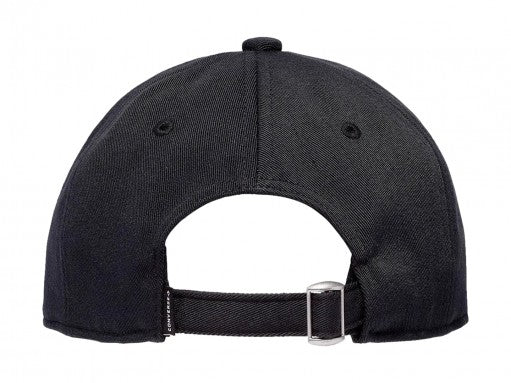 Gorra Converse color negro con logotipo blanco circular en el frente y visera curva.