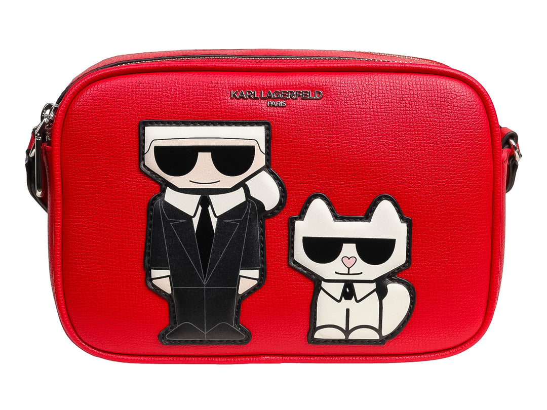 Bolso crossbody rojo Crimson de Karl Lagerfeld con figuras decorativas en blanco y negro al frente.
