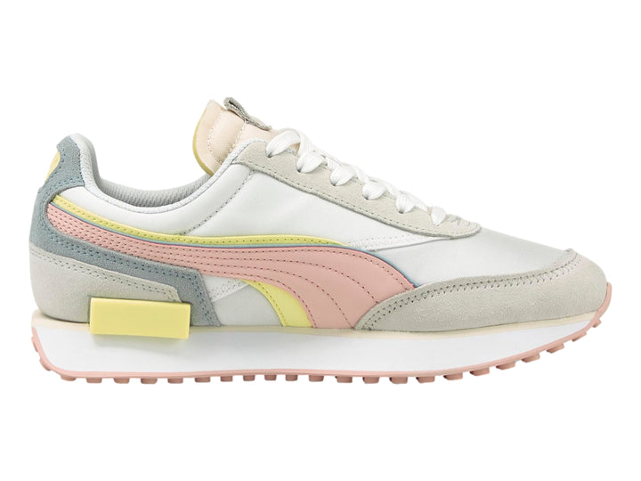 Tenis PUMA blancos con detalles en tonos pastel rosa, amarillo y gris, con suela blanca.
