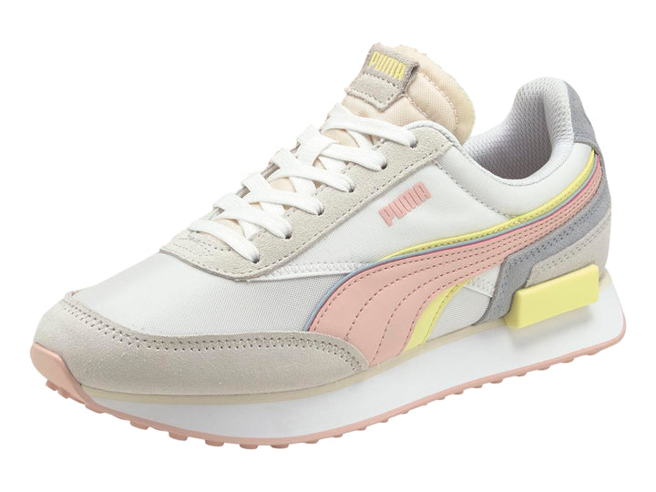Tenis PUMA blancos con detalles en tonos pastel rosa, amarillo y gris, con suela blanca.