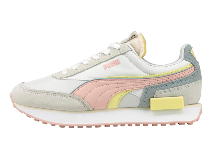 Tenis PUMA blancos con detalles en tonos pastel rosa, amarillo y gris, con suela blanca.