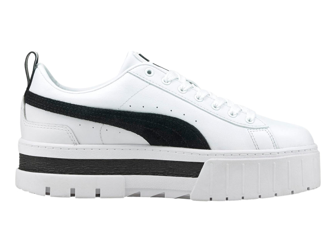 Tenis PUMA Mayze blancos con franja negra lateral y suela de plataforma blanca y negra.
