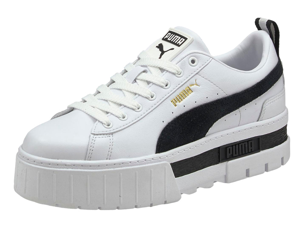Tenis PUMA Mayze blancos con franja negra lateral y suela de plataforma blanca y negra.