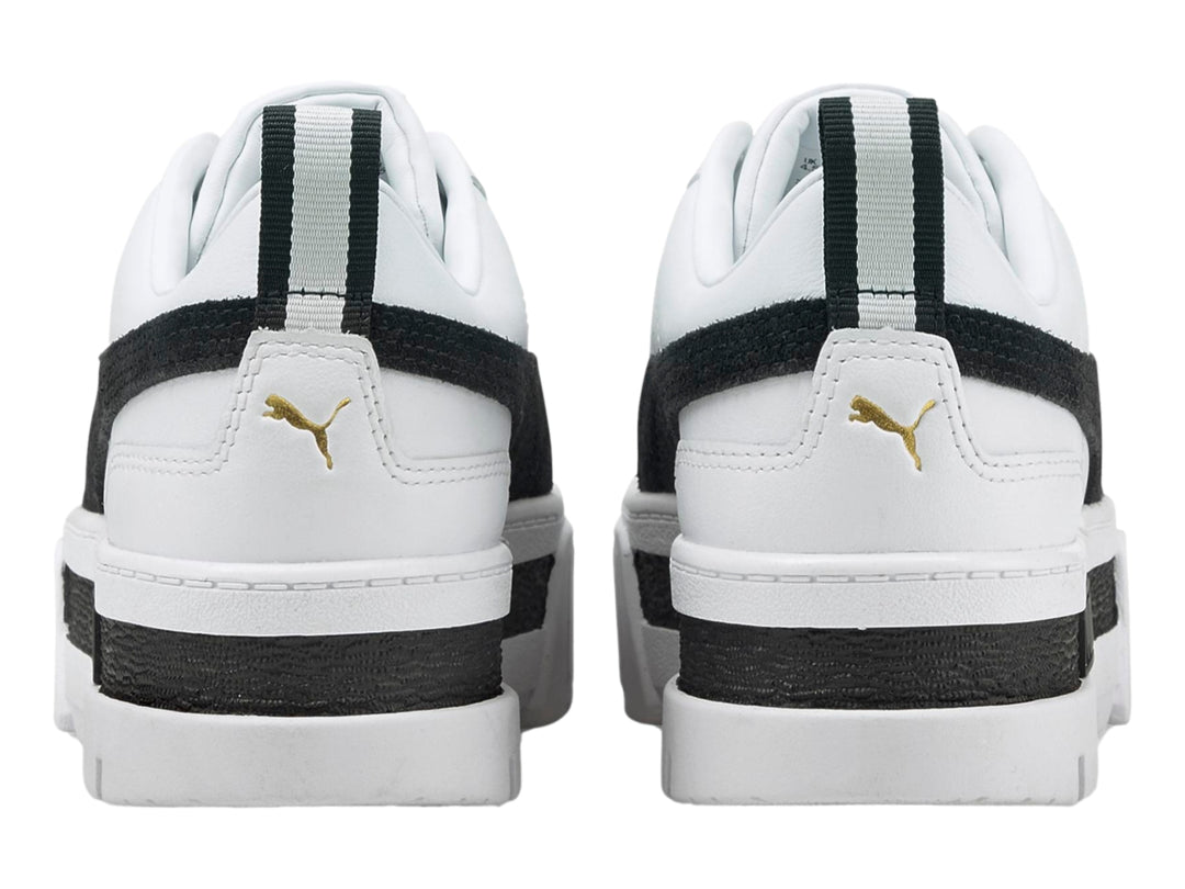Tenis PUMA Mayze blancos con franja negra lateral y suela de plataforma blanca y negra.