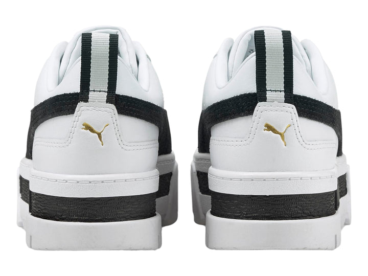 Tenis PUMA Mayze blancos con franja negra lateral y suela de plataforma blanca y negra.