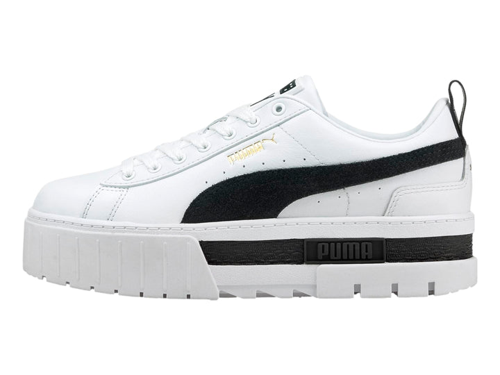 Tenis PUMA Mayze blancos con franja negra lateral y suela de plataforma blanca y negra.