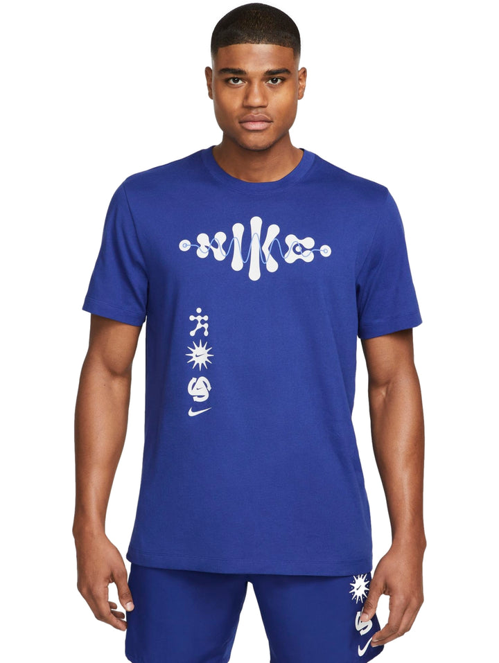 Hombre vistiendo camiseta Nike de color azul royal con gráficos abstractos en blanco en el pecho.