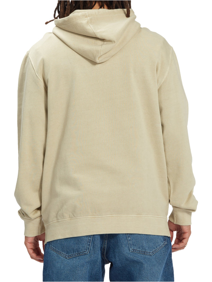Sudadera con capucha color arena de DC Shoes con detalle de Star Wars en el pecho.