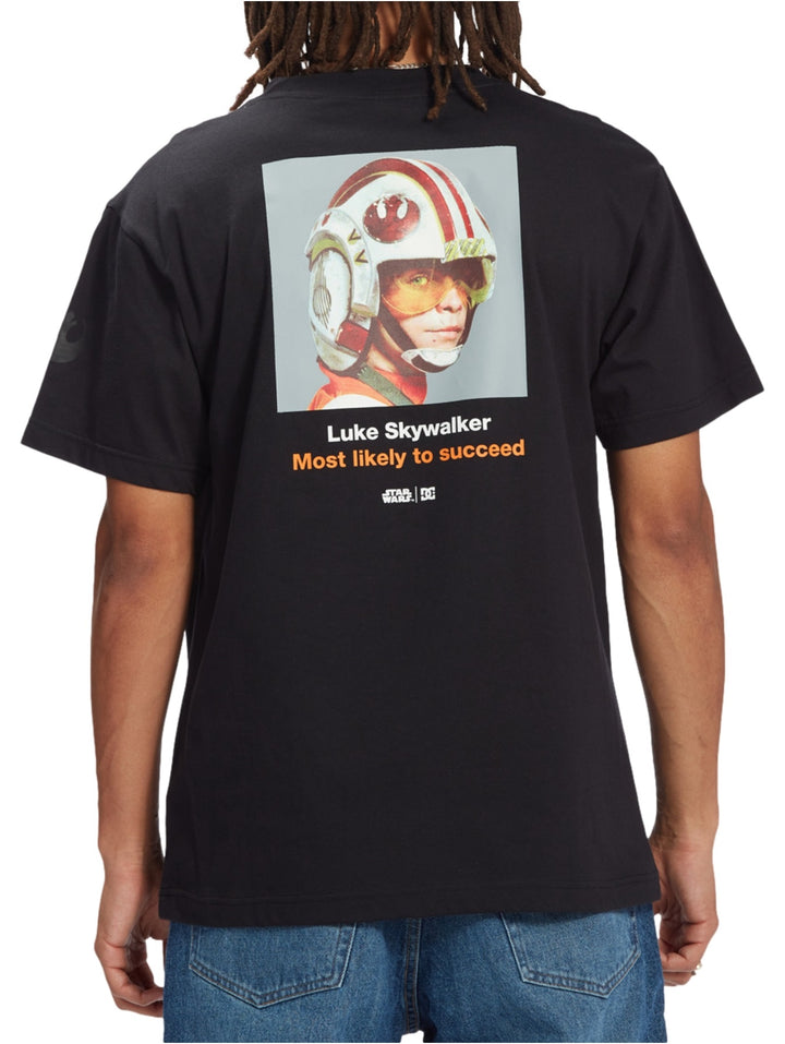 Vista posterior de camiseta negra con gráfico de Luke Skywalker y texto en la espalda.