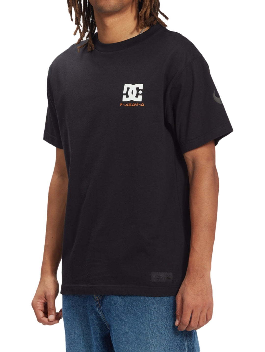 Vista posterior de camiseta negra con gráfico de Luke Skywalker y texto en la espalda.