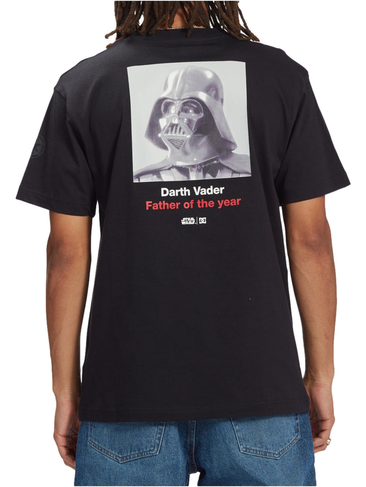 Playera negra DC Shoes con gráfico de Darth Vader y texto &