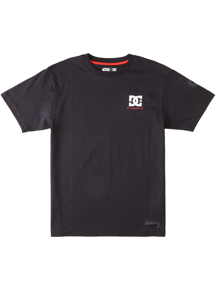 Playera negra DC Shoes con gráfico de Darth Vader y texto &