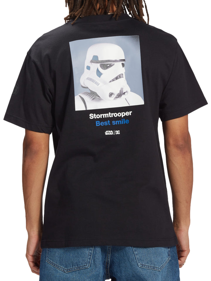 Vista trasera de camiseta negra con estampado de Stormtrooper y el texto &