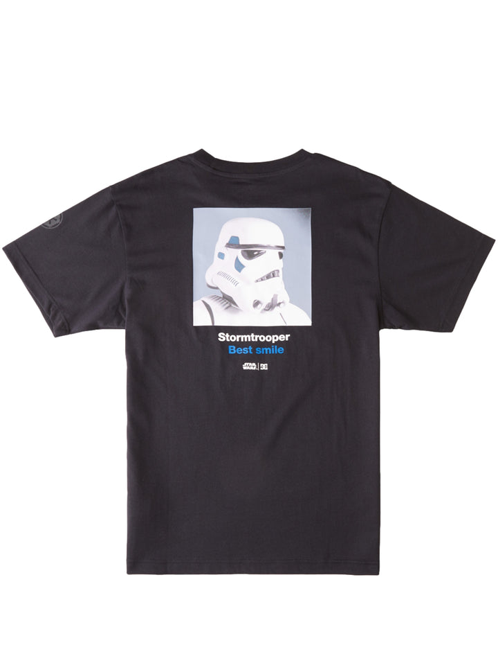 Vista trasera de camiseta negra con estampado de Stormtrooper y el texto &